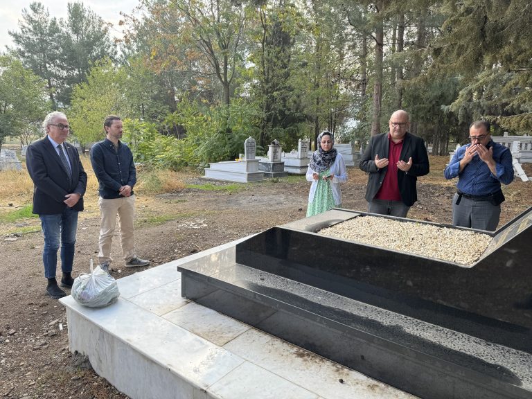 Besuch des Grabs von Mehmet Kubasik | Delegationsreise nach Hatay | Auslandsgesellschaft.de